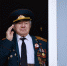С оркестром и красным знаменем военные и школьники прошли у дома ветерана - Северный город