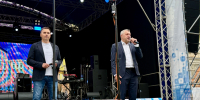 Александр Попов и Дмитрий Карасев поздравили норильчан с праздником со сцены - Северный город